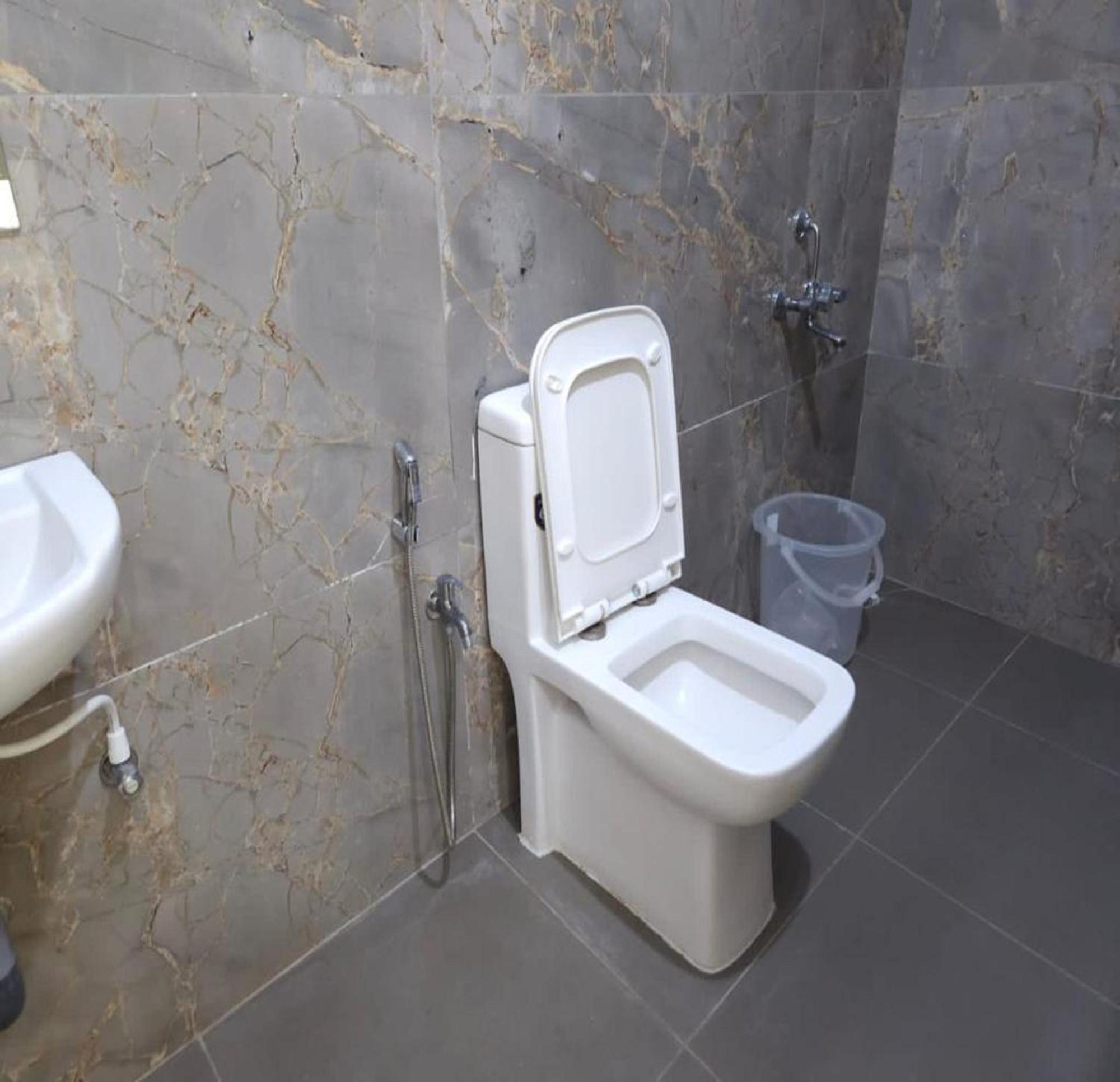 Thulasi Avenue Inn Pollachi Bagian luar foto